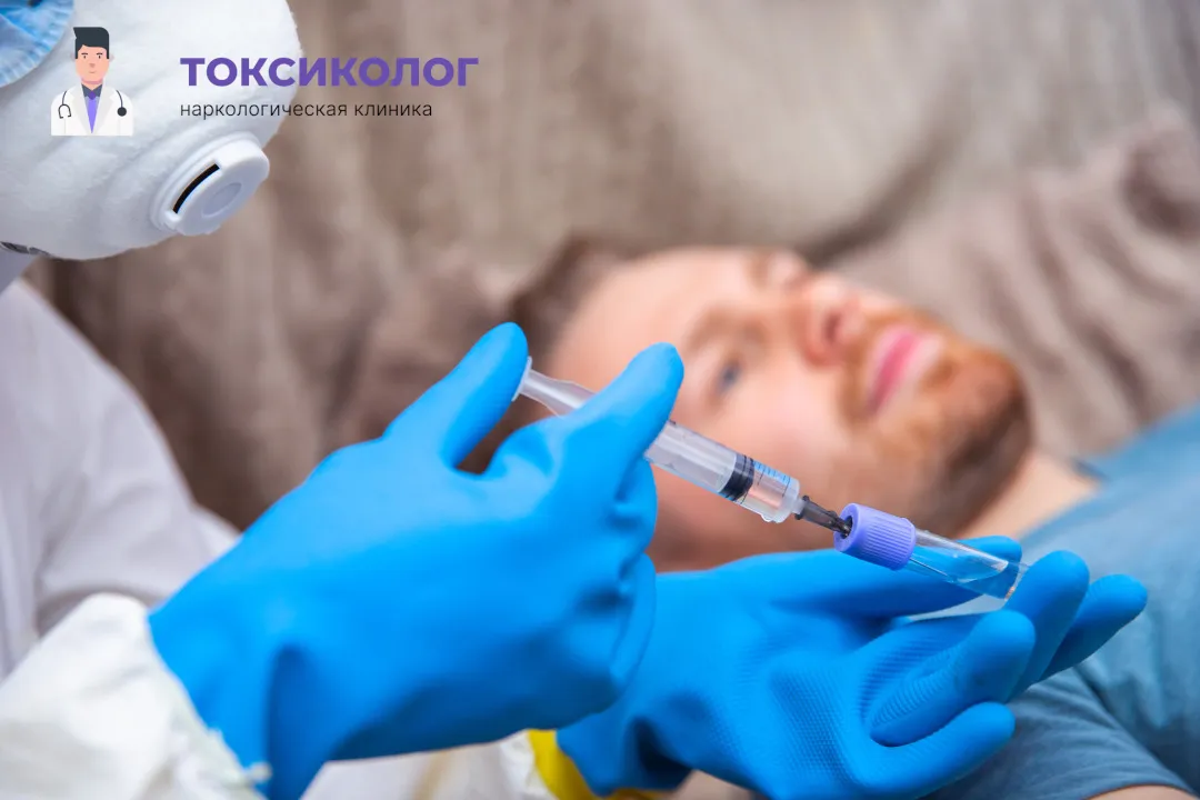 Врач берет анализы в процессе процедуры «Снятие ломки в Ярославле»